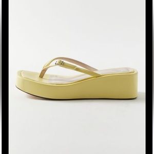 URBAN OUTFITTERS yellow platform sandals - NEW IN BOX